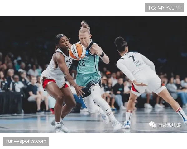 何卓佳训练完啃黄瓜的样子,真不像拿过国际赛冠军的人 何卓佳训练完啃黄瓜的样子,真不像拿过国际赛冠军的人